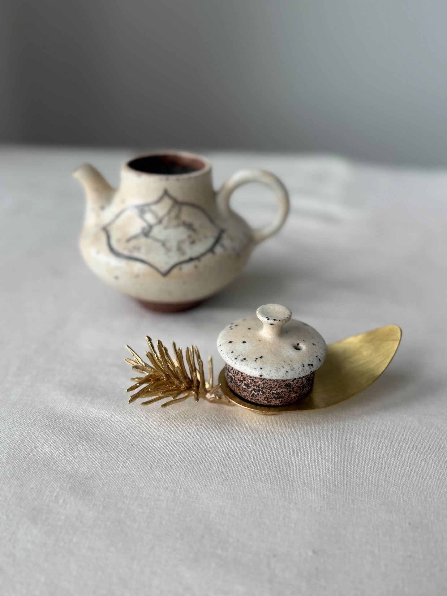 Gusangnamu Brass Lid Rest