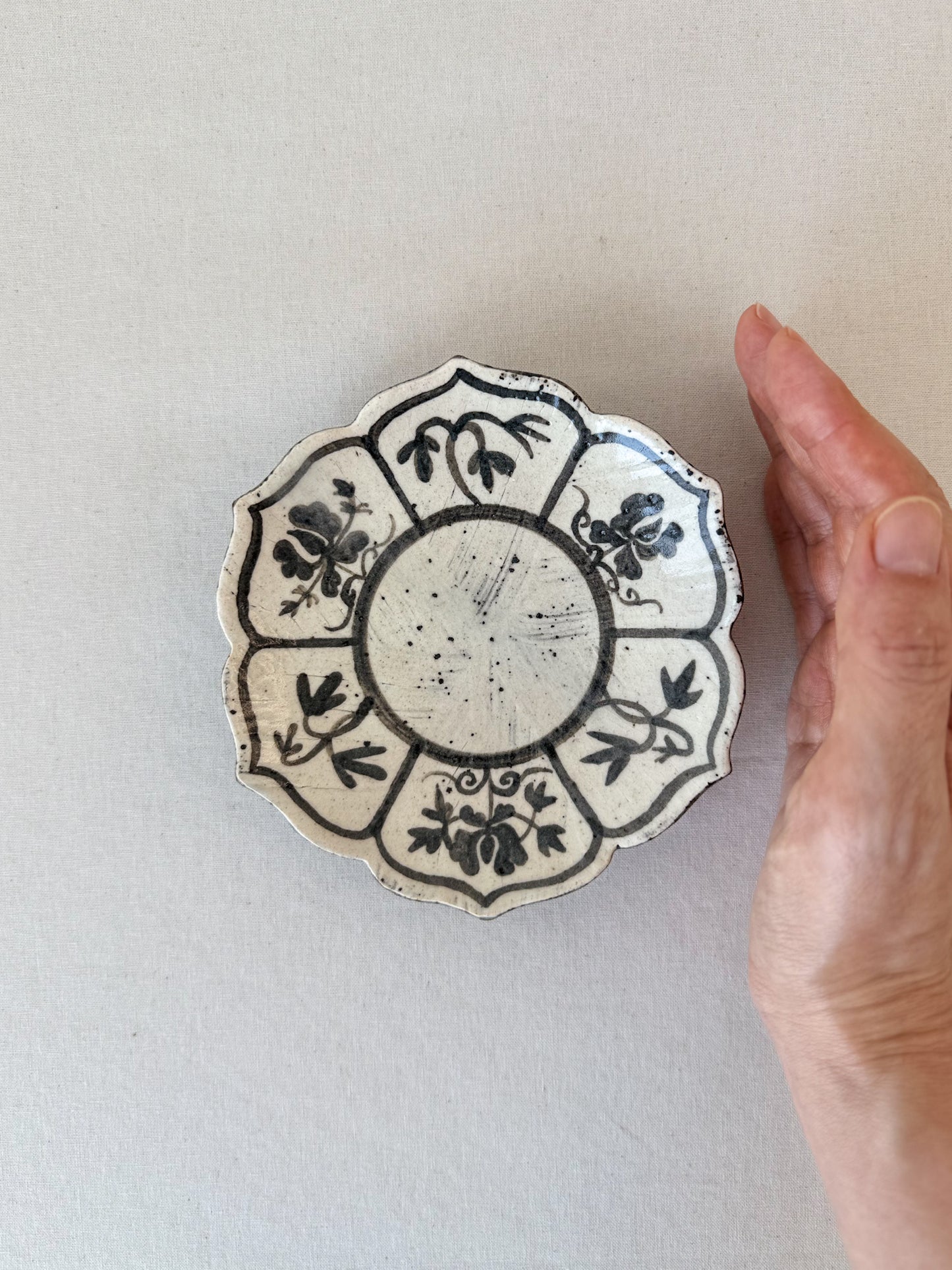 Scalloped Buncheong Vine Plate V