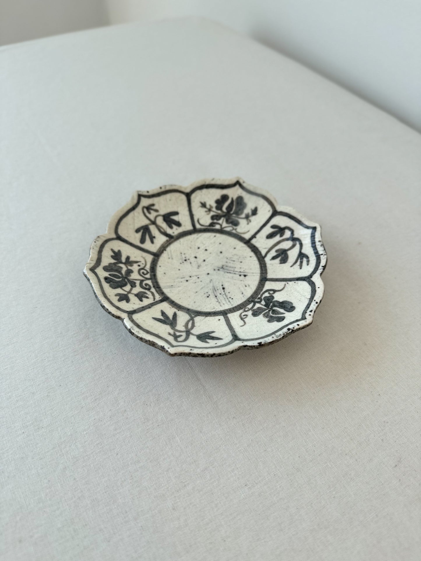 Scalloped Buncheong Vine Plate V