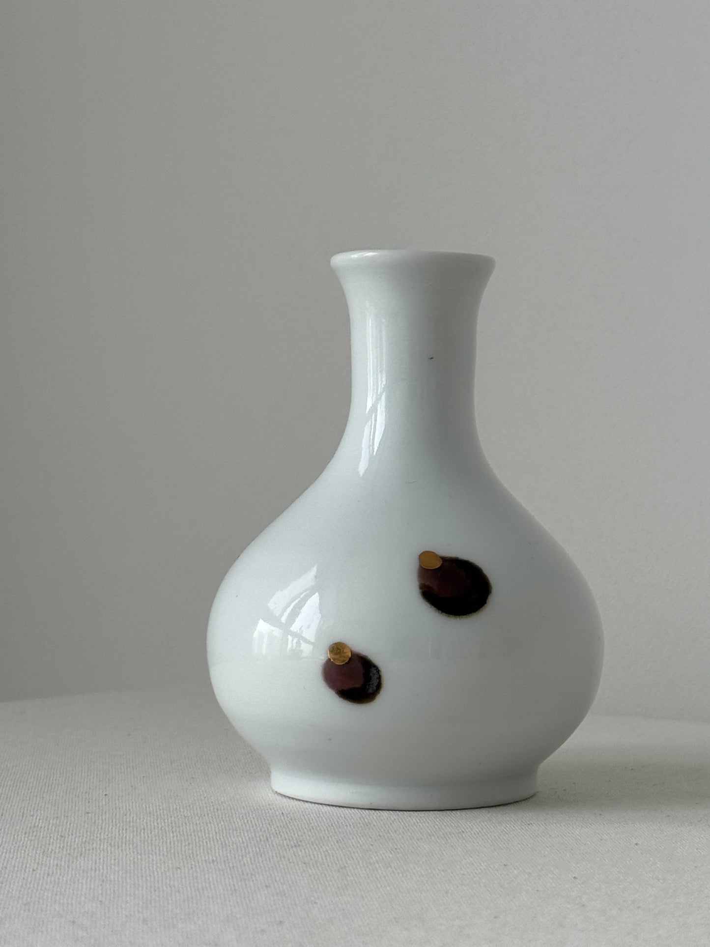White Porcelain Bottle with Gilt Bronze Pebble Motif I (Tall Neck)