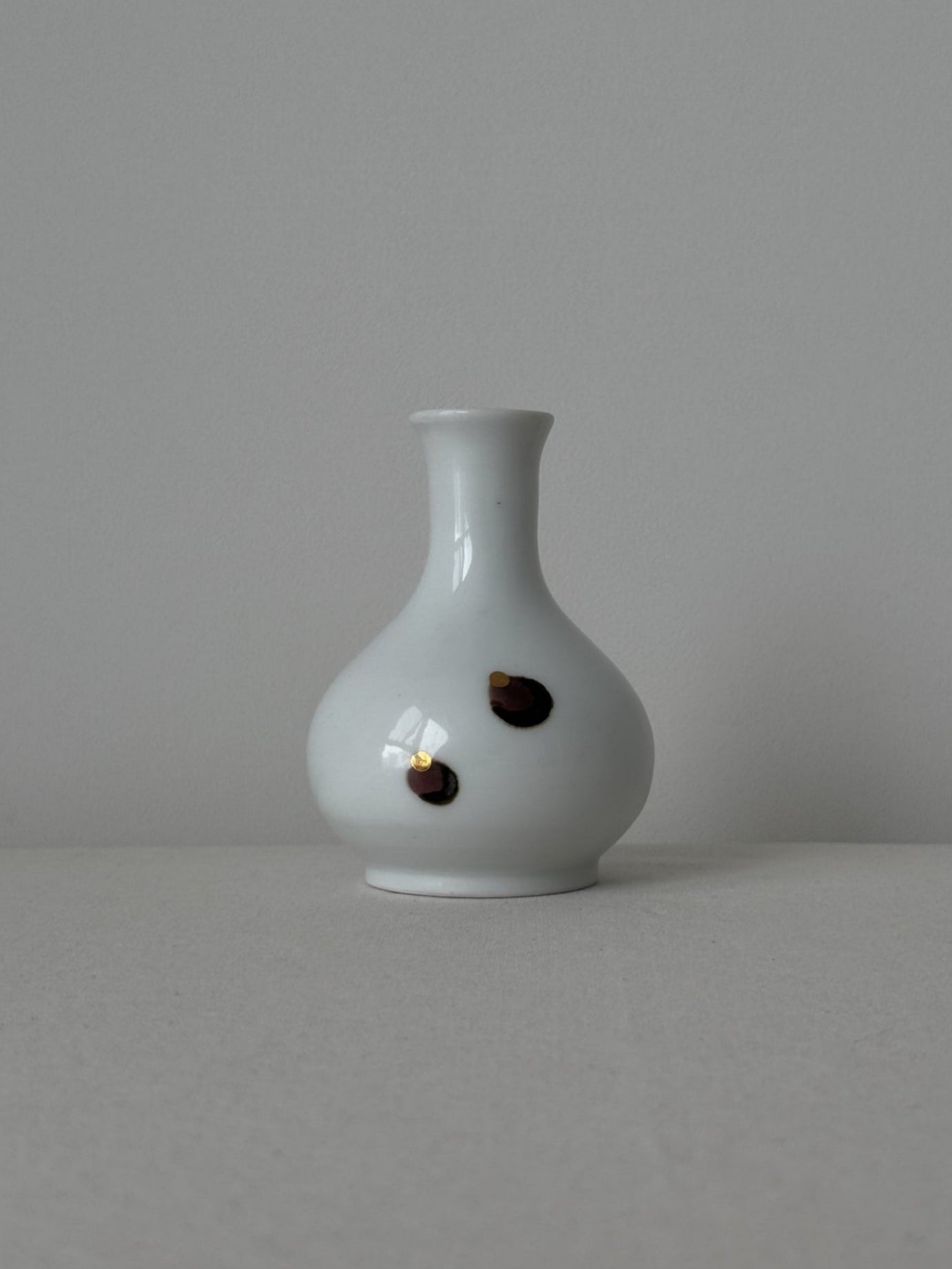 White Porcelain Bottle with Gilt Bronze Pebble Motif I (Tall Neck)