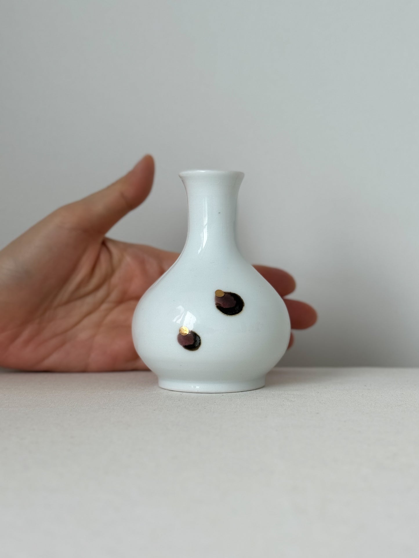 White Porcelain Bottle with Gilt Bronze Pebble Motif I (Tall Neck)