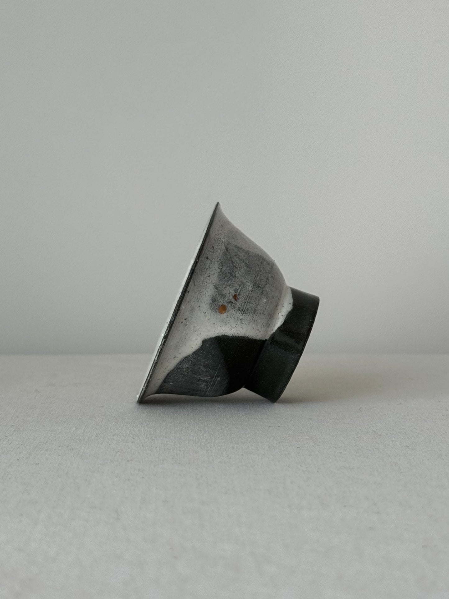 Winter Peak – Black Clay Pour-Glazed Deombeong Teacup