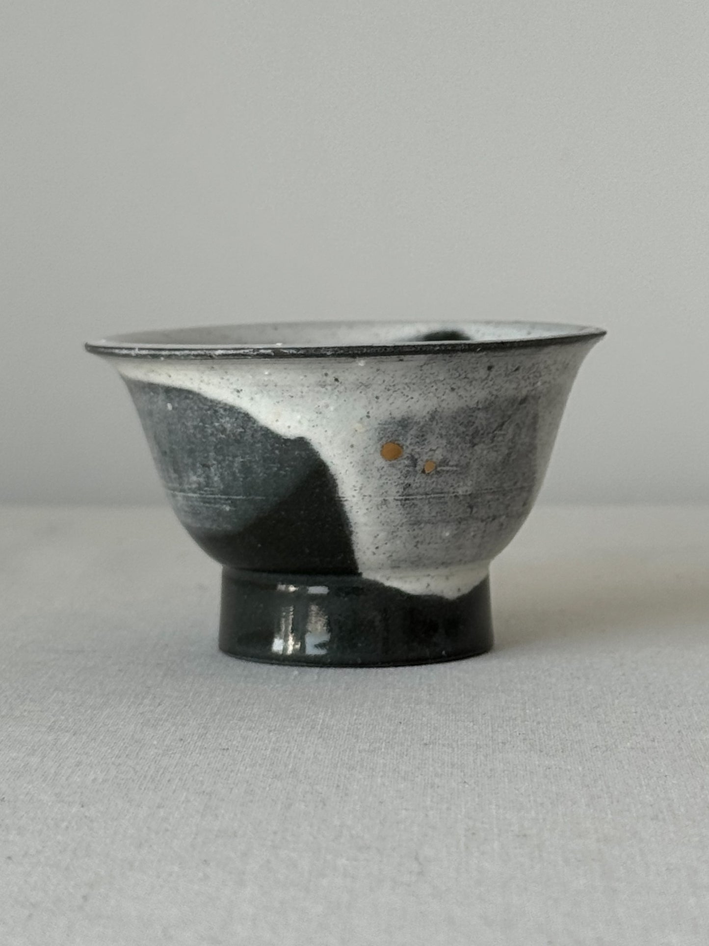 Winter Peak – Black Clay Pour-Glazed Deombeong Teacup