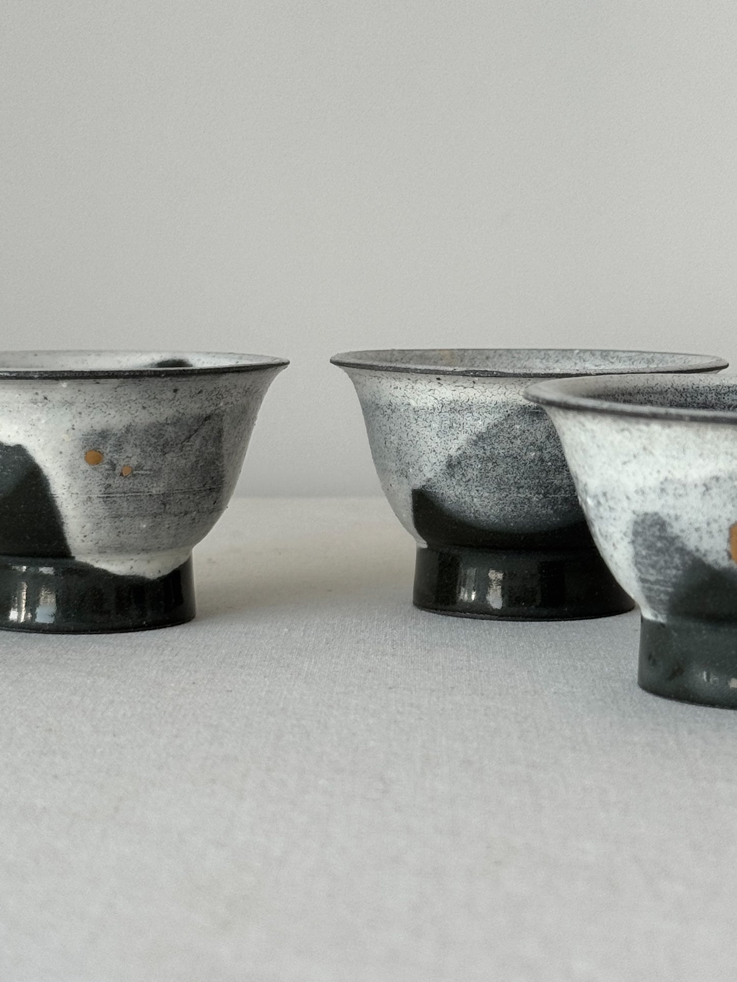 Winter Peak – Black Clay Pour-Glazed Deombeong Teacup
