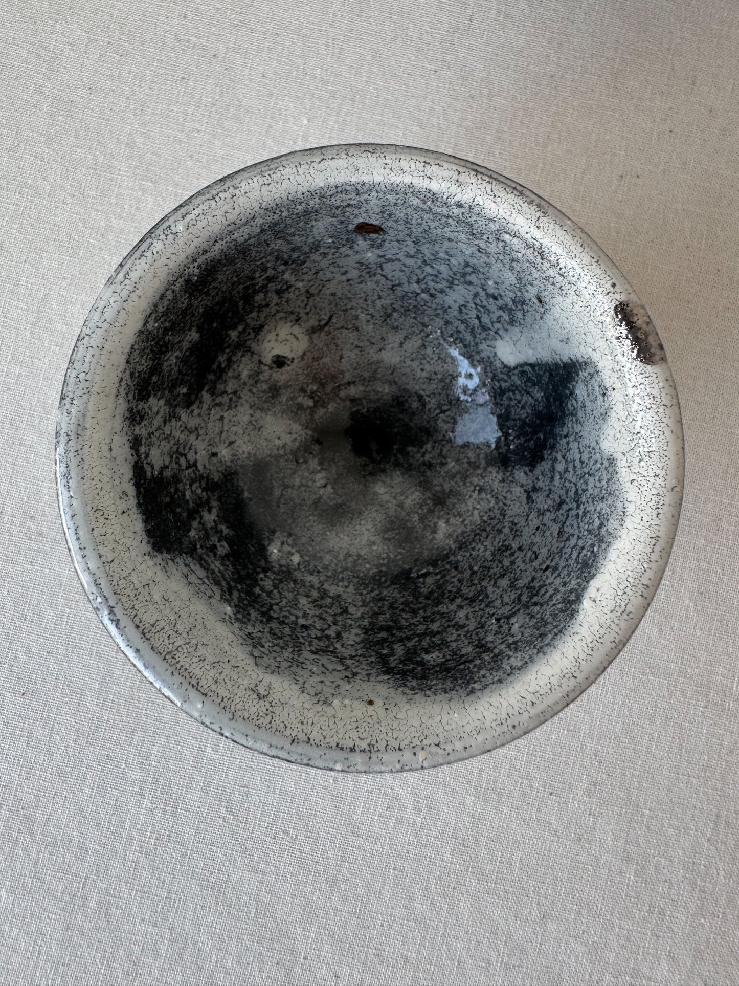 Winter Peak – Black Clay Pour-Glazed Deombeong Teacup