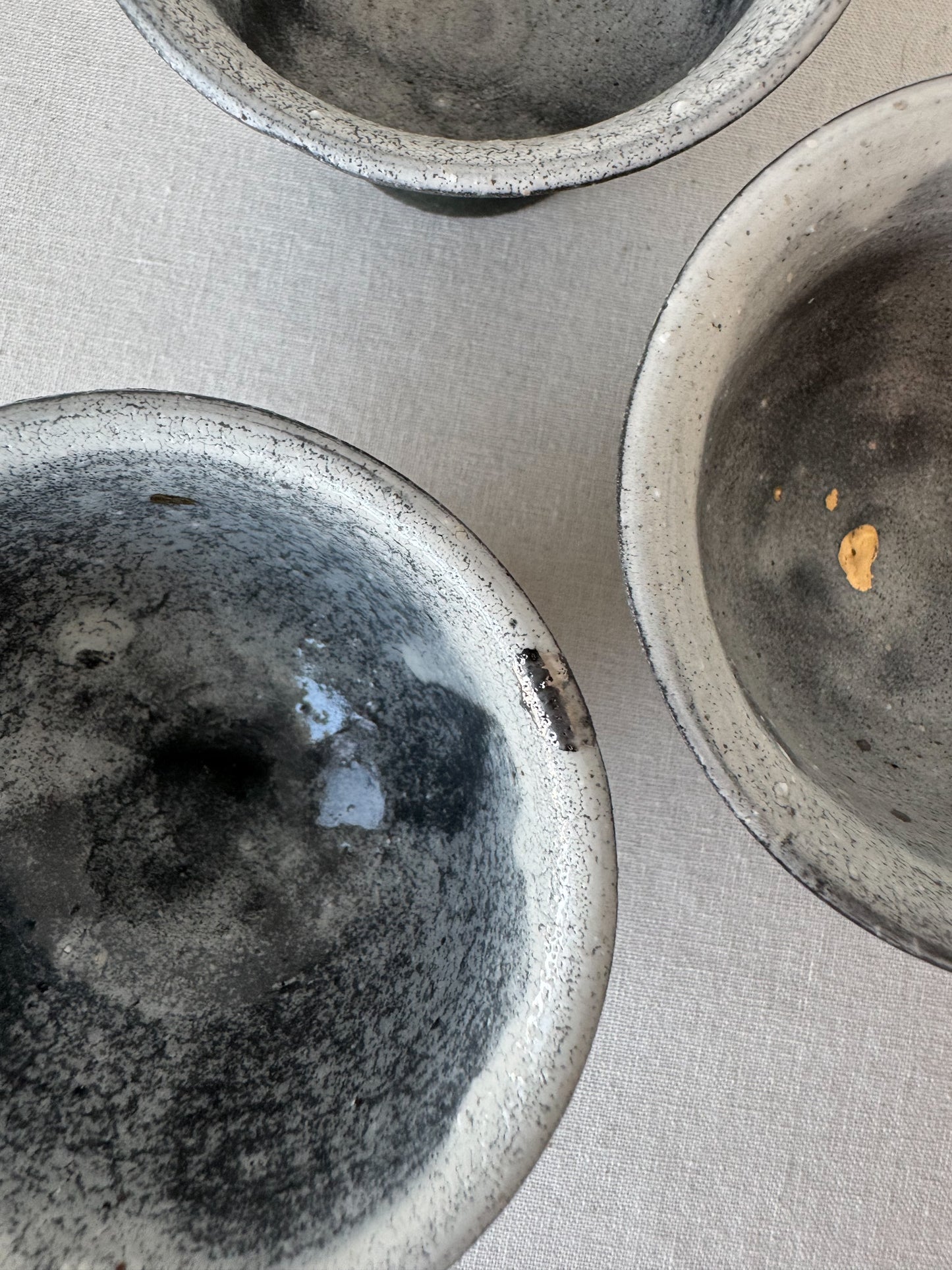 Winter Peak – Black Clay Pour-Glazed Deombeong Teacup