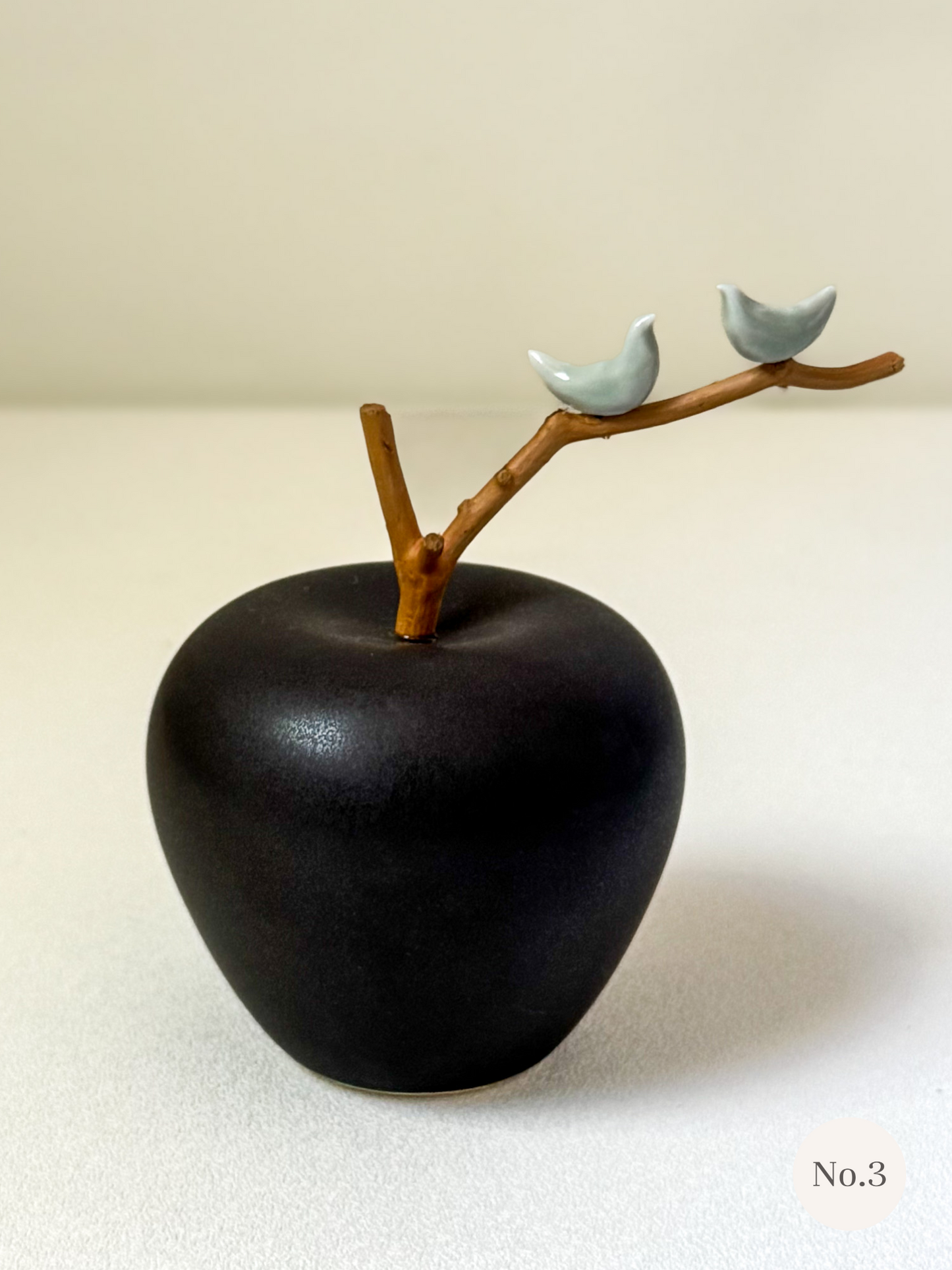 Black Apple with Magpie Branch — Quiet Black (흑색)