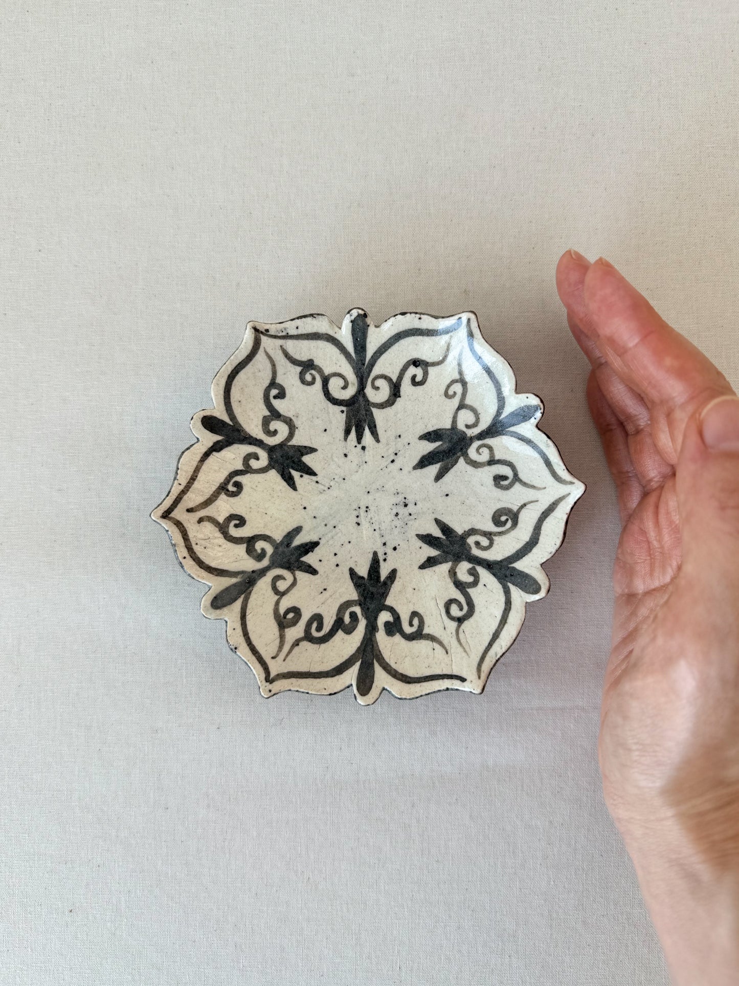 Scalloped Buncheong Vine Plate III