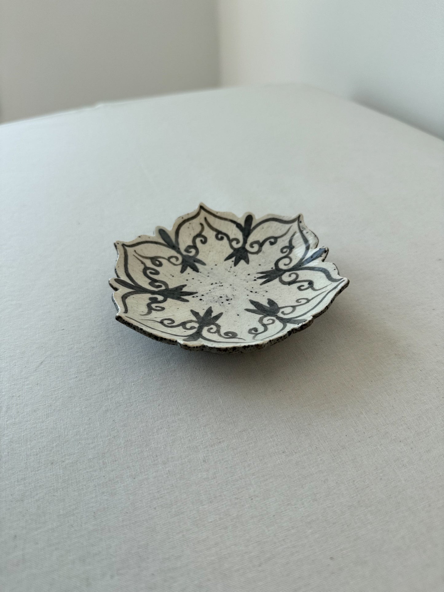Scalloped Buncheong Vine Plate III