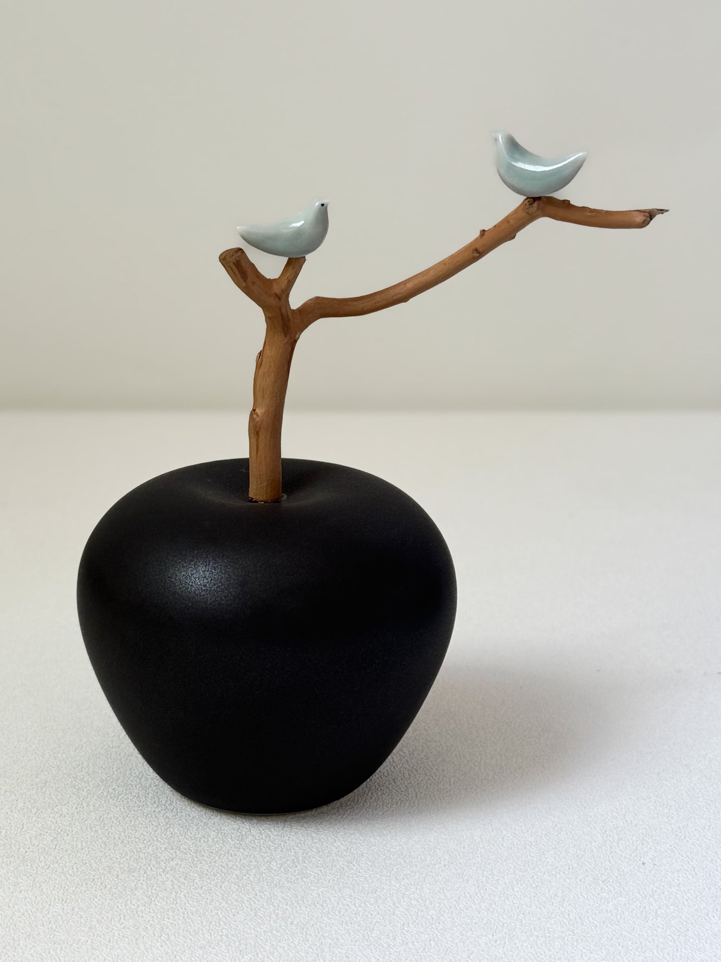 Black Apple with Magpie Branch — Quiet Black (흑색)