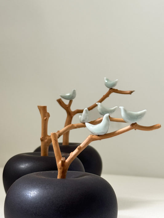 Black Apple with Magpie Branch — Quiet Black (흑색)