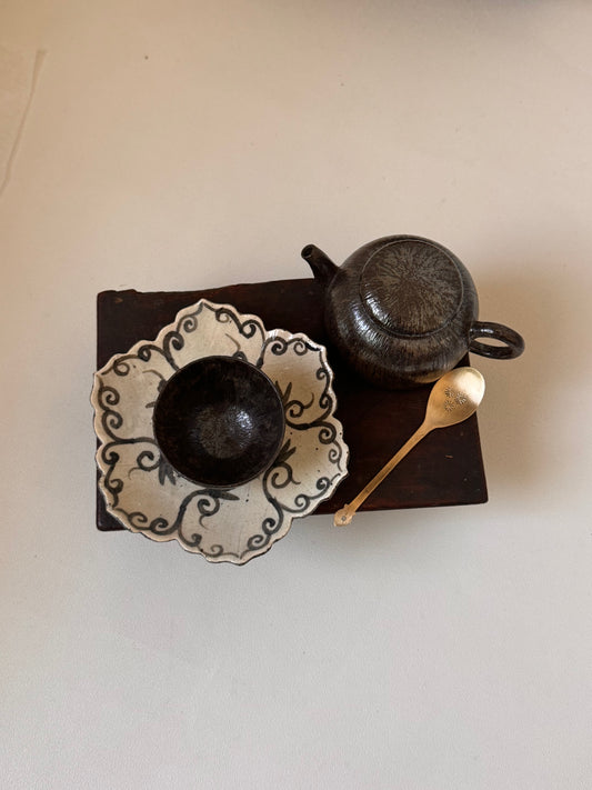 Starlit Rain Onggi Tea Set with Petal Plate