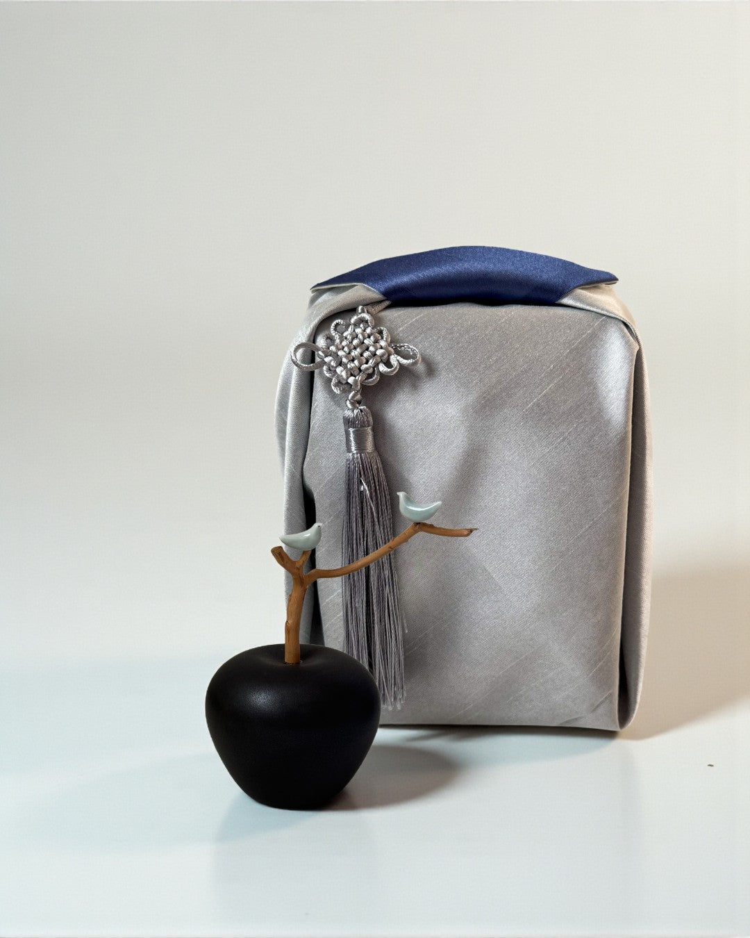 Black Apple with Magpie Branch — Quiet Black (흑색)